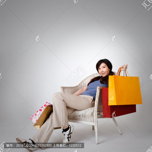 坐在椅子上的購物女人