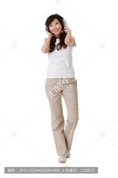 快樂(lè)的女人聽(tīng)音樂(lè)