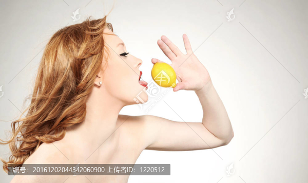 年輕漂亮的女人拿著一個檸檬