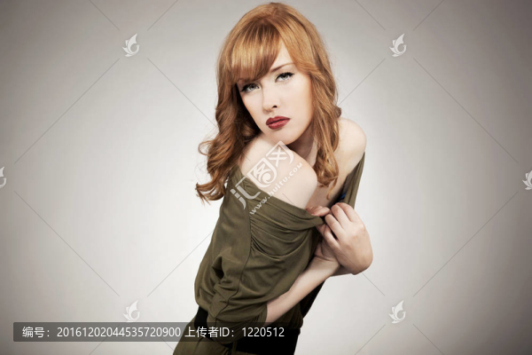 漂亮的紅發(fā)女子冒充