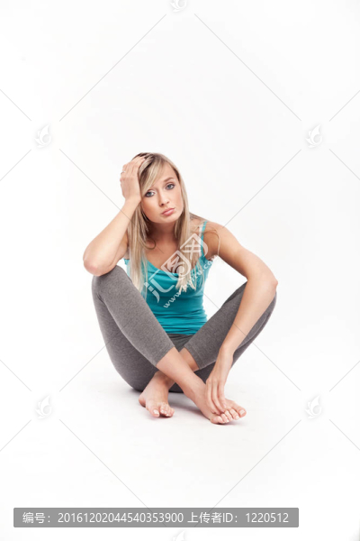 年輕漂亮的悲傷的女人