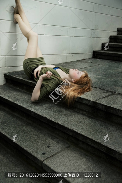 美麗的年輕女子躺在地上
