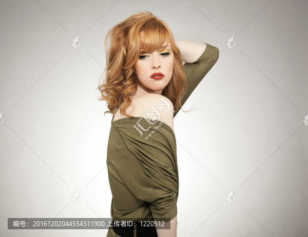 漂亮的紅發(fā)女子冒充