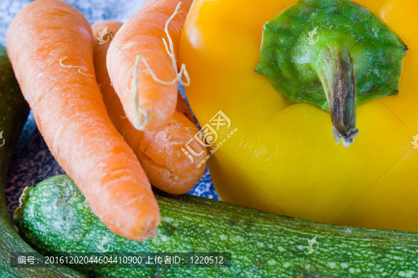 生蔬菜在桌布上
