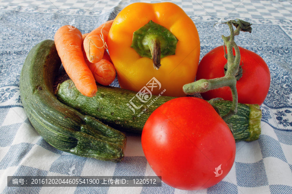 生蔬菜在桌布上