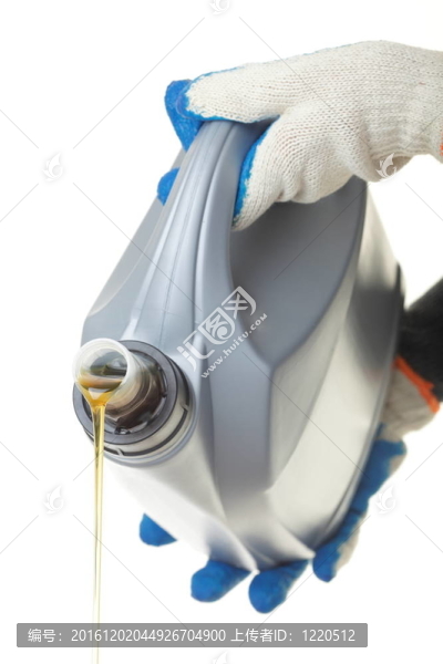 可以在白色的汽車發(fā)動機機油