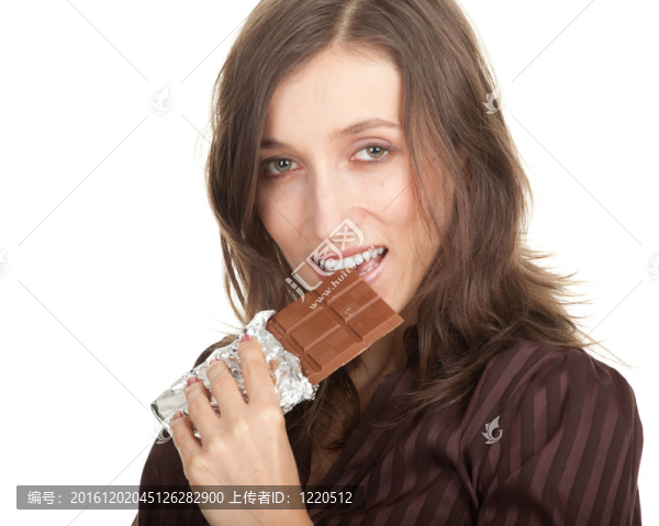 微笑年輕女子舉行巧克力肖像