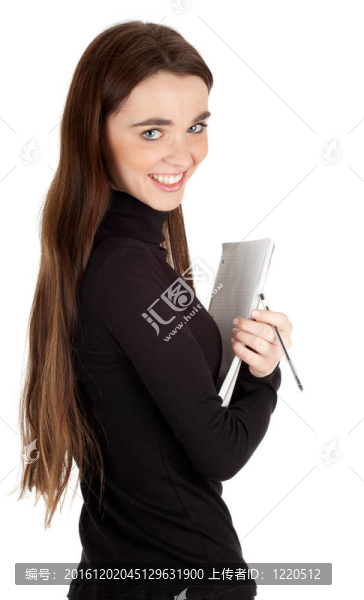 微笑美麗的年輕女子在黑色上衣與空白卡