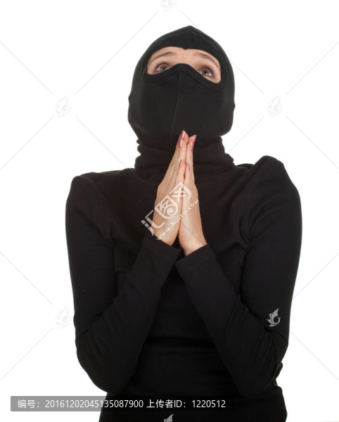 祈禱的女小偷在黑色的衣服和帽子
