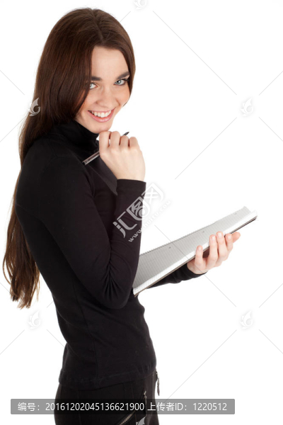 微笑美麗的年輕女子在黑色上衣與空白卡