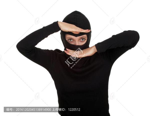 在黑色的衣服和帽子的女小偷