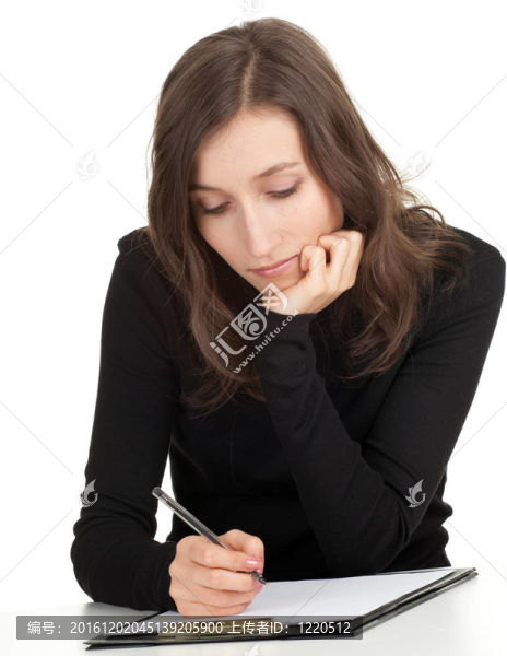 年輕的體貼女人與棕色頭發(fā)寫在剪貼板
