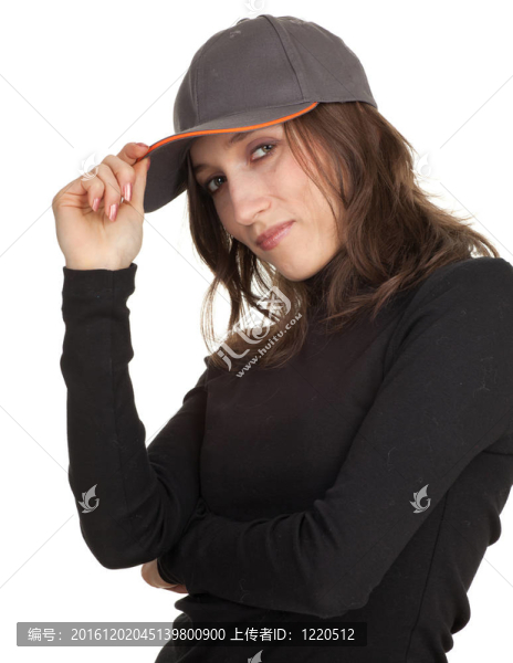 戴著棒球帽和黑色上衣的棕色頭發(fā)的女人