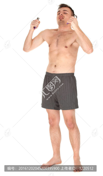 鍛煉年輕英俊的男子光著上身