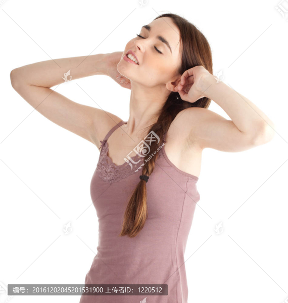漂亮的年輕女子，棕色的襯衫，閉著眼睛，舉起手臂