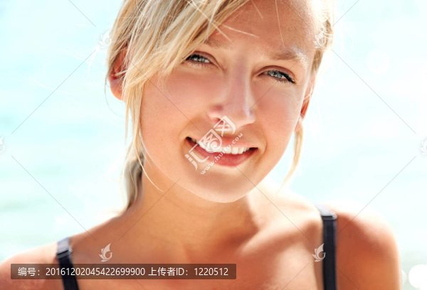美麗的金發(fā)女郎微笑的肖像