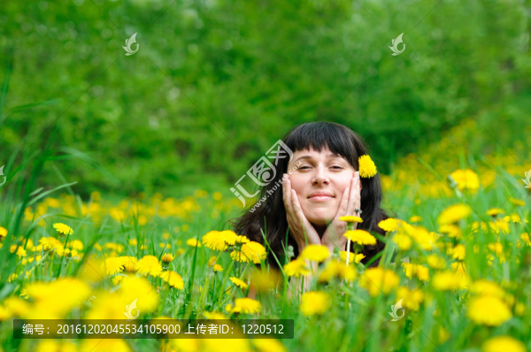草地上的女人