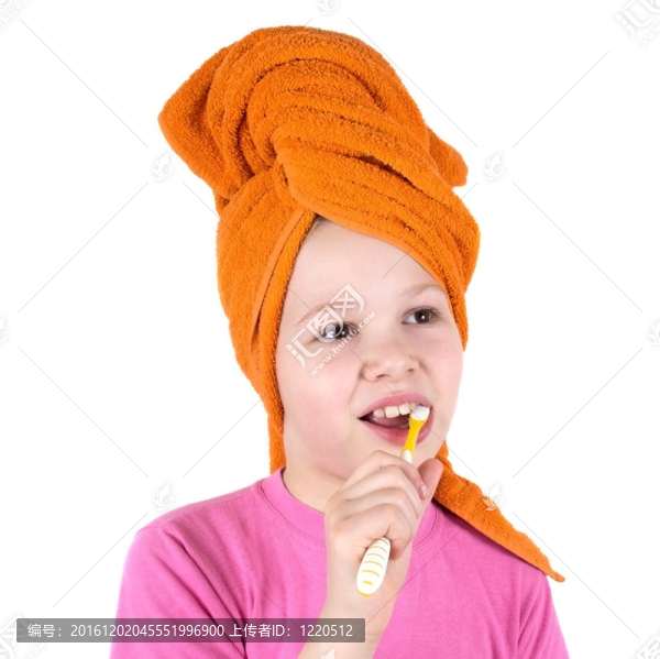 女孩刷牙
