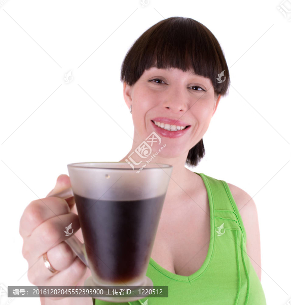 年輕的快樂的女人喝咖啡