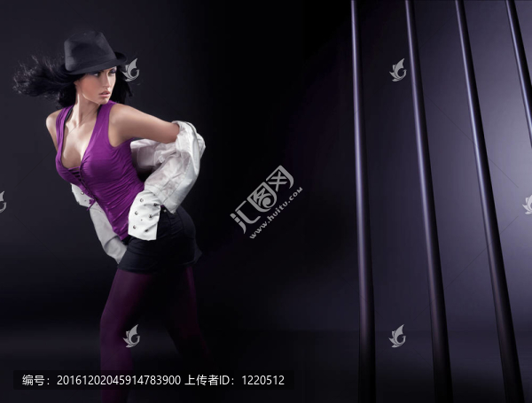 她戴著一頂帽子