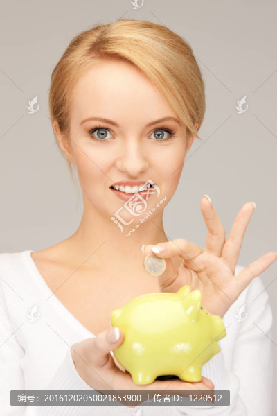 可愛的女人與儲蓄罐和錢