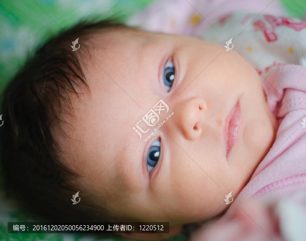 美麗的小女孩躺在床上。