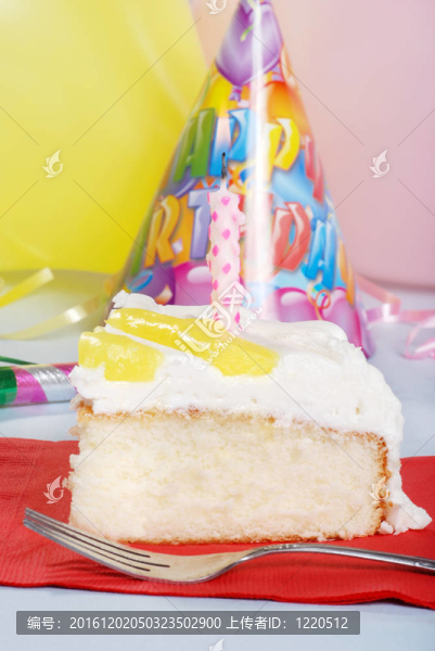 帶有叉子的檸檬生日蛋糕