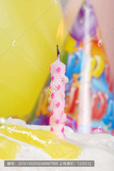 檸檬蛋糕上的大生日蠟燭