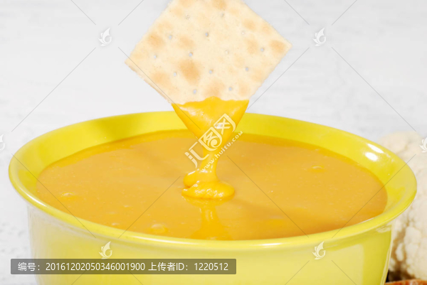 宏觀的餅干和奶酪火鍋