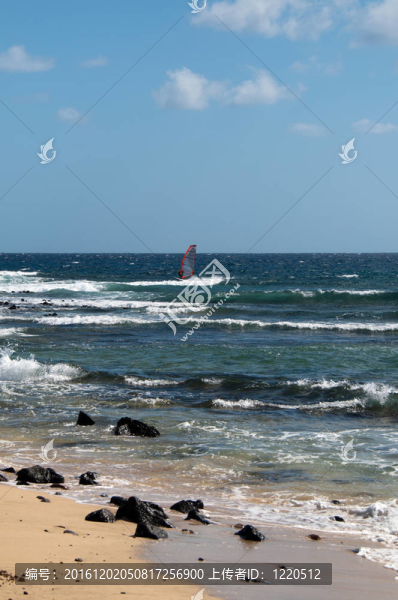 在蘭薩羅特島沖浪