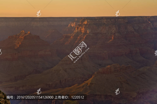 多彩的夕陽在大峽谷從南邊看的人；