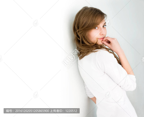 清新美麗的黑發(fā)女孩，白襯衫。