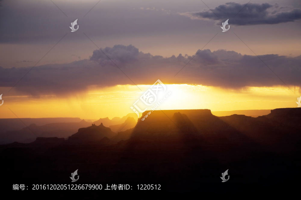 美麗的日落在大峽谷的沙漠景色
