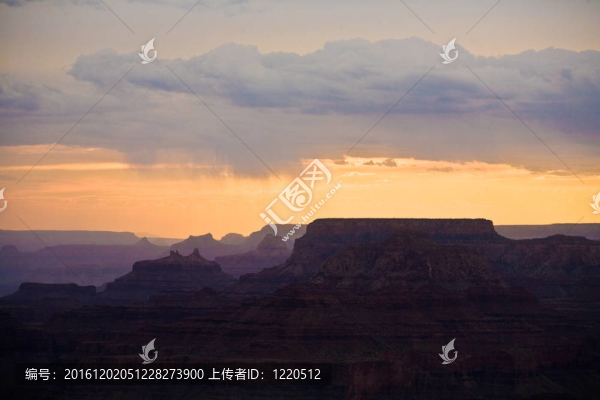 美麗的日落在大峽谷的沙漠景色