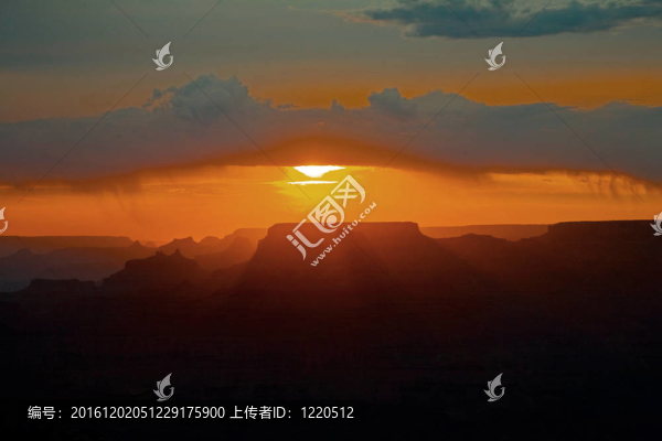美麗的日落在大峽谷的沙漠景色