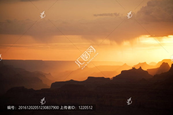 美麗的日落在大峽谷的沙漠景色