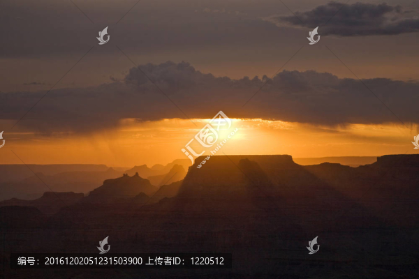 美麗的日落在大峽谷的沙漠景色