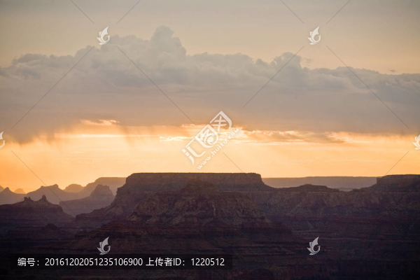 美麗的日落在大峽谷的沙漠景色