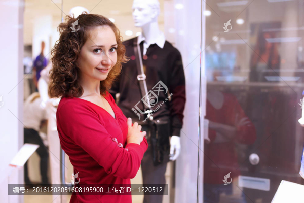 年輕的女人在購物