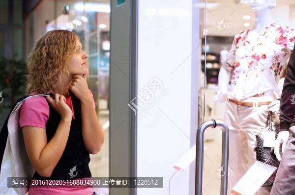 年輕的女人在購物