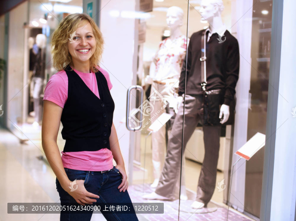 年輕的女人在購物