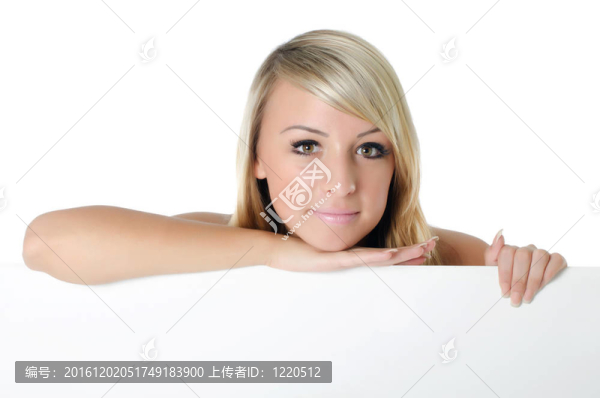 女子拿著一張空白的廣告牌