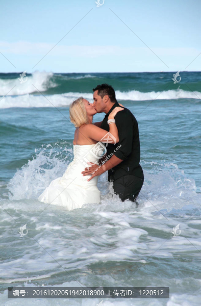 新娘和Groom,Kissing
