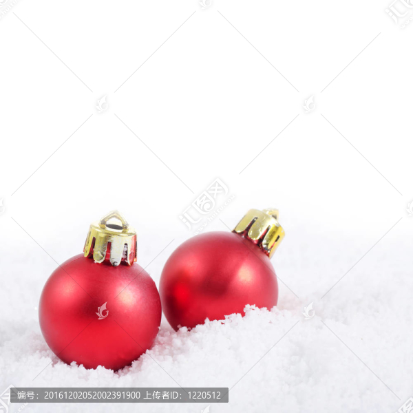 雪中的圣誕樹(shù)球