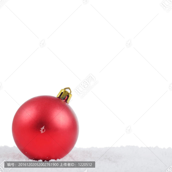 雪中的圣誕樹球