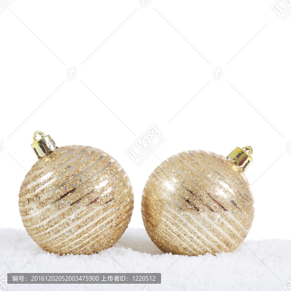 雪中的圣誕樹球