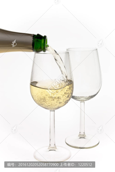 圣誕快樂，新年快樂。香檳酒杯敬酒對；孤立在白色背景。