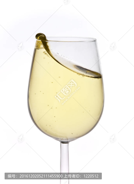 圣誕快樂，新年快樂。香檳酒杯敬酒；孤立在白色背景。