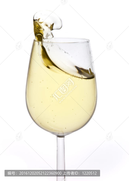圣誕快樂，新年快樂。香檳酒杯敬酒；孤立在白色背景。