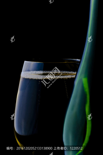 圣誕快樂，新年快樂。香檳酒杯和瓶